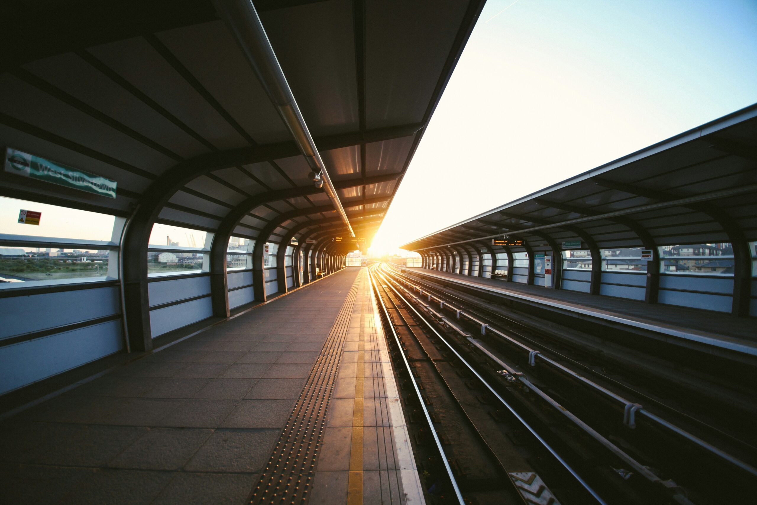 Bahnhof mit Gleisanlagen im Kontext der Projektsteuerung und Modernisierung einer überregionalen Hochgeschwindigkeitsstrecke