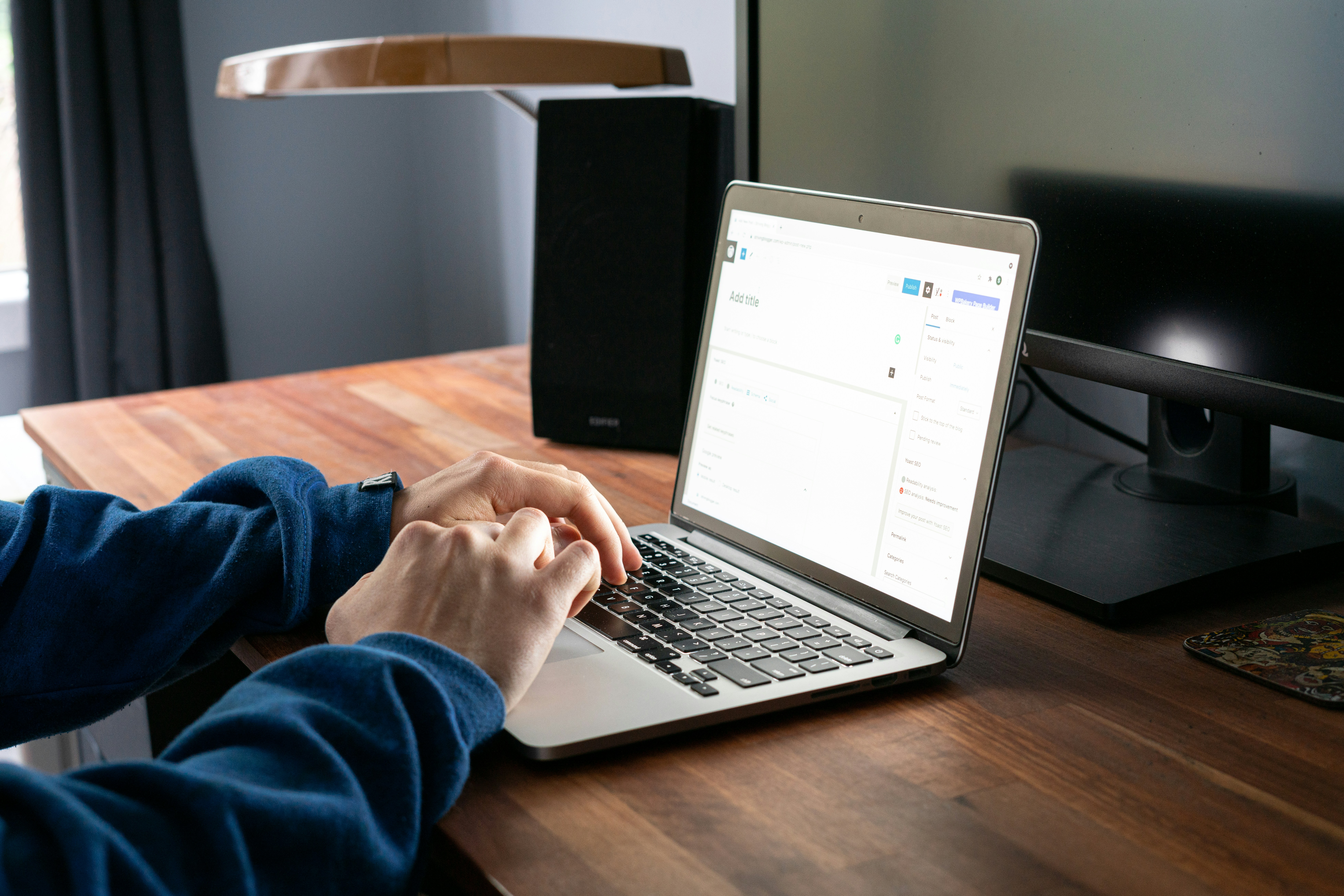 Projektmanager bei der Arbeit am Laptop zur Strukturierung komplexer Anforderungen und Entwicklung konkreter Projektschritte