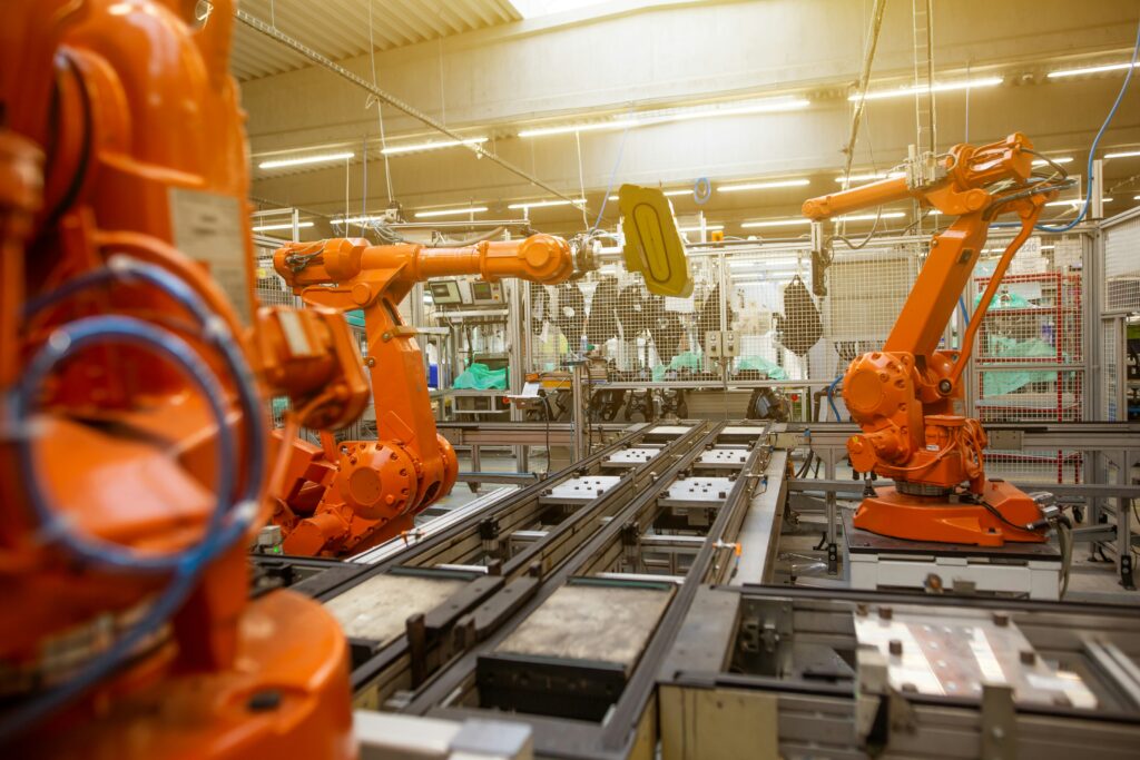 Automatisierte Produktionslinie mit Sechsachsrobotern bei der Transformation von Intralogistik und der Steuerung einer europaweiten Standortverlagerung